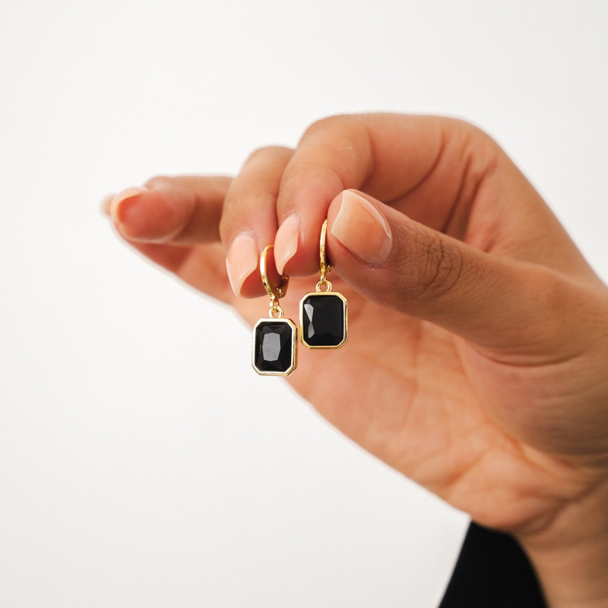 Brincos com Pingente de Pedra Negra