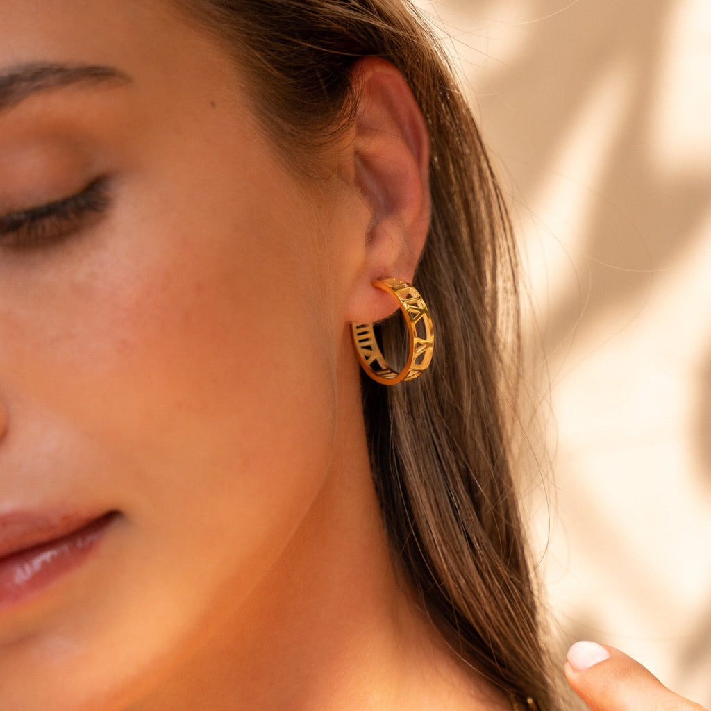 Brinco Argola com Números Romanos Banhado a Ouro 18k