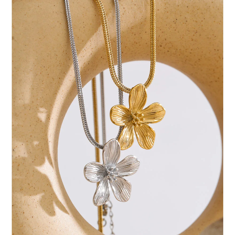 Colar Flor Brilho Atemporal